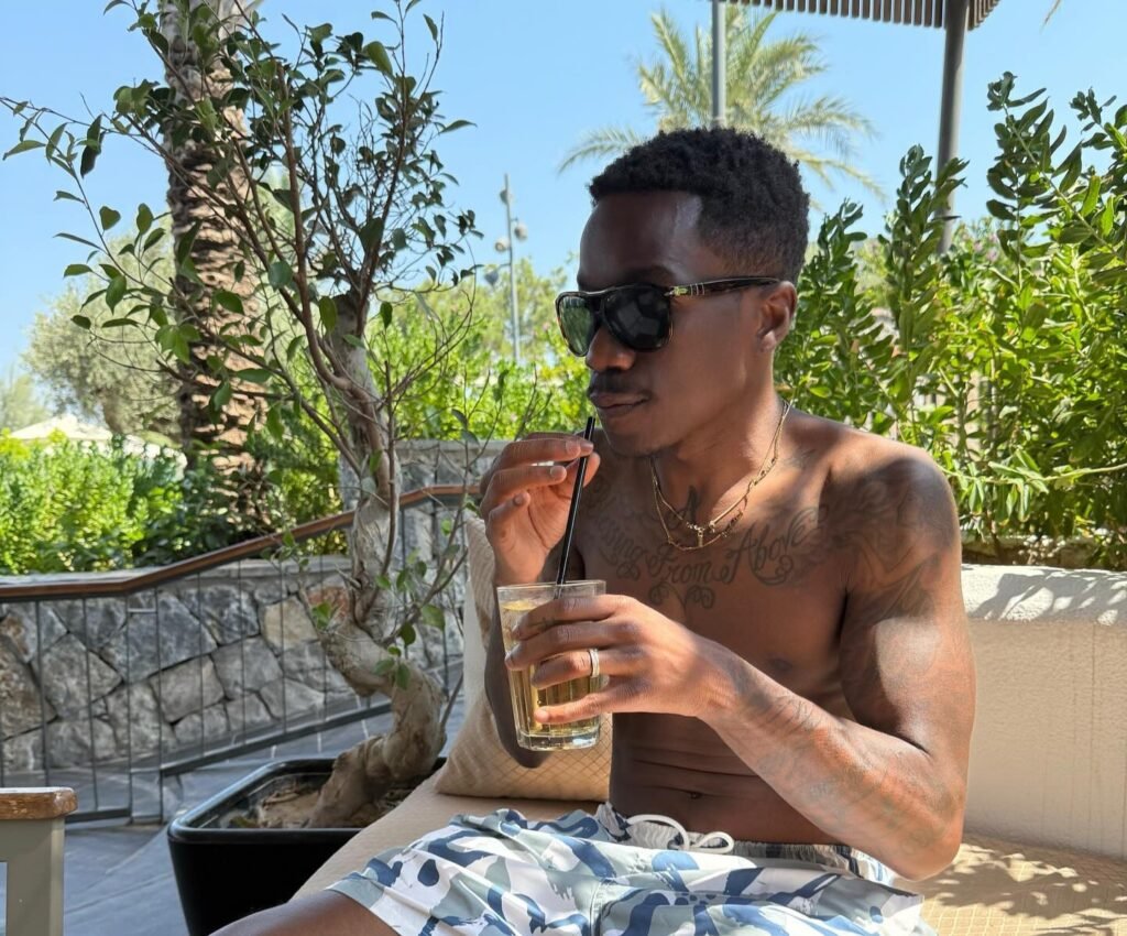 Tinchy Stryder leaves a fan red-faced after failing to recognise him in a viral garage encounter, sparking laughs as the rapper hilariously plays along.