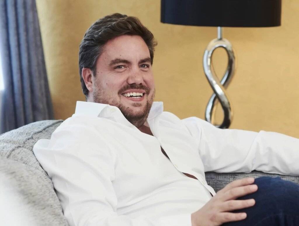 Islay Robinson went from council housing to billionaire broker, now running ENNESS and Tenn Capital, helping the world’s wealthiest raise millions at lightning speed.