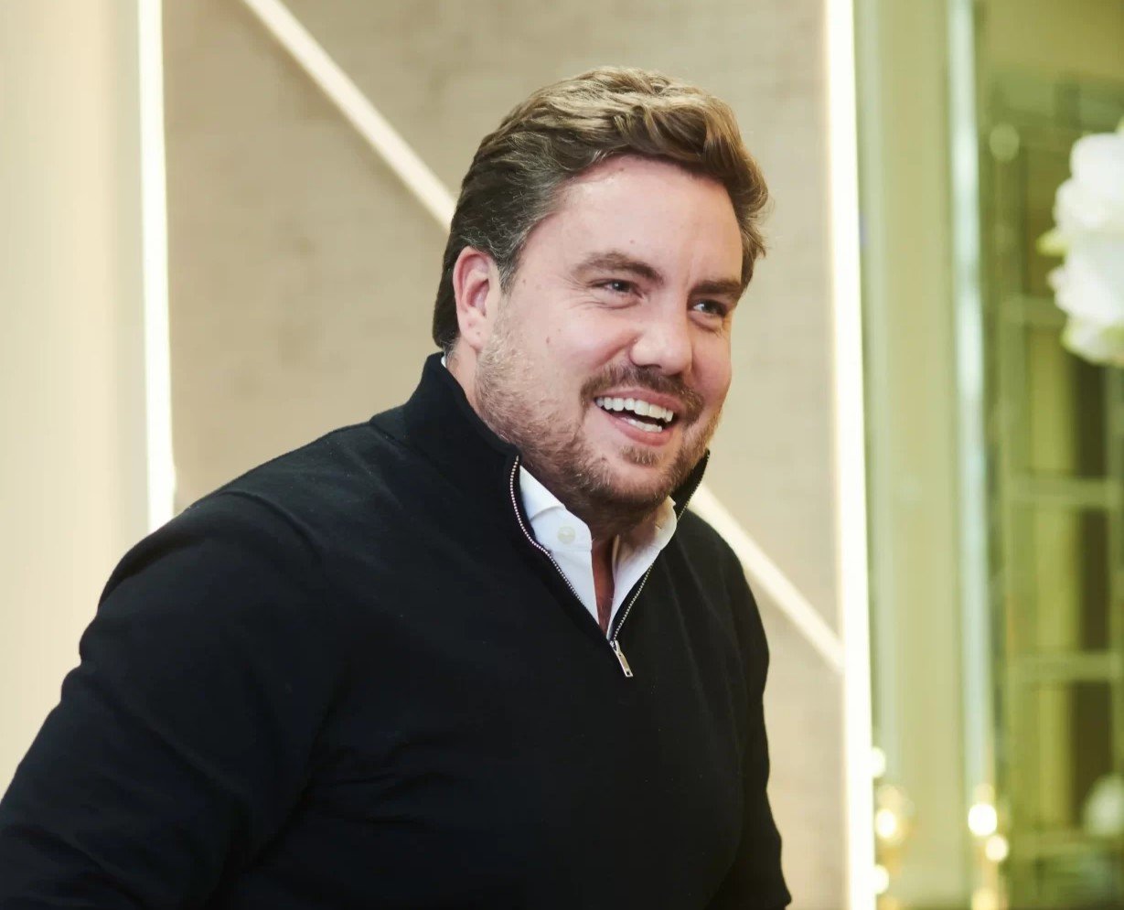 Islay Robinson went from council housing to billionaire broker, now running ENNESS and Tenn Capital, helping the world’s wealthiest raise millions at lightning speed.