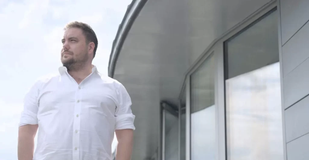 Islay Robinson went from council housing to billionaire broker, now running ENNESS and Tenn Capital, helping the world’s wealthiest raise millions at lightning speed.