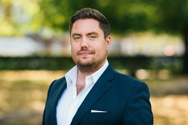 Islay Robinson went from council housing to billionaire broker, now running ENNESS and Tenn Capital, helping the world’s wealthiest raise millions at lightning speed.