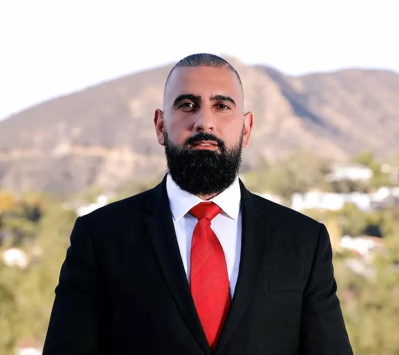Farshad went from flipping phones at school to running E5quire, a multi million dollar virtual law firm, proving doubters wrong and redefining success on his own terms.