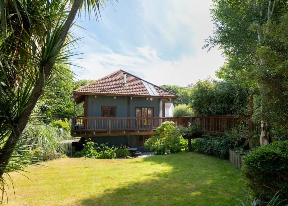 Kate Winslet’s former Japanese style Pole House in Cornwall is for sale at £600k, a rare stilted home designed by Barrie Briscoe with striking timber architecture.