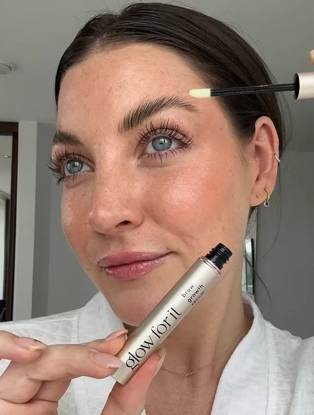 Daisy Kelly turned her struggle with compulsive eyelash pulling into Glow For It, a TikTok beauty brand selling 250,000 lash serums and employing a growing team.