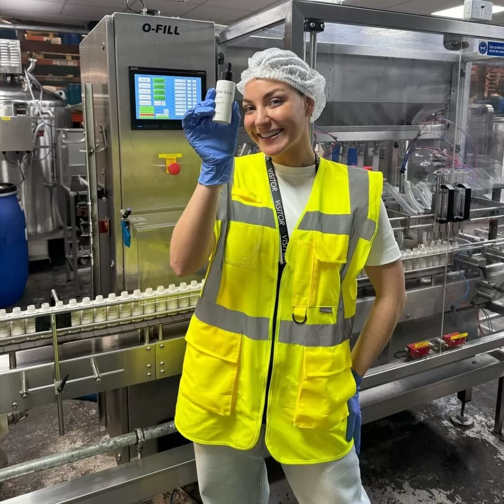 Daisy Kelly turned her struggle with compulsive eyelash pulling into Glow For It, a TikTok beauty brand selling 250,000 lash serums and employing a growing team.