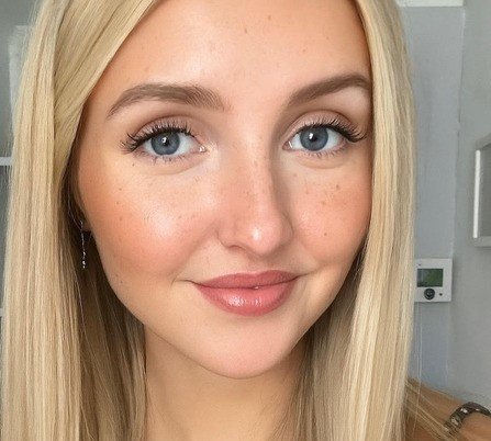 British teen Emily from Essex breaks her impulse spending habit and saves £15,500 in a year using smart budgeting, cashback apps, and simple lifestyle changes.