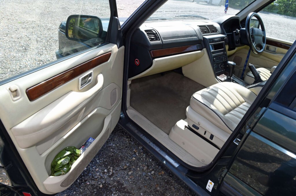 Royal-spec Range Rover goes under the hammer for as little as £1,000 – but there’s a catch. The 25-year-old 4.0 HSE, once fit for a Queen, has no valid MOT.